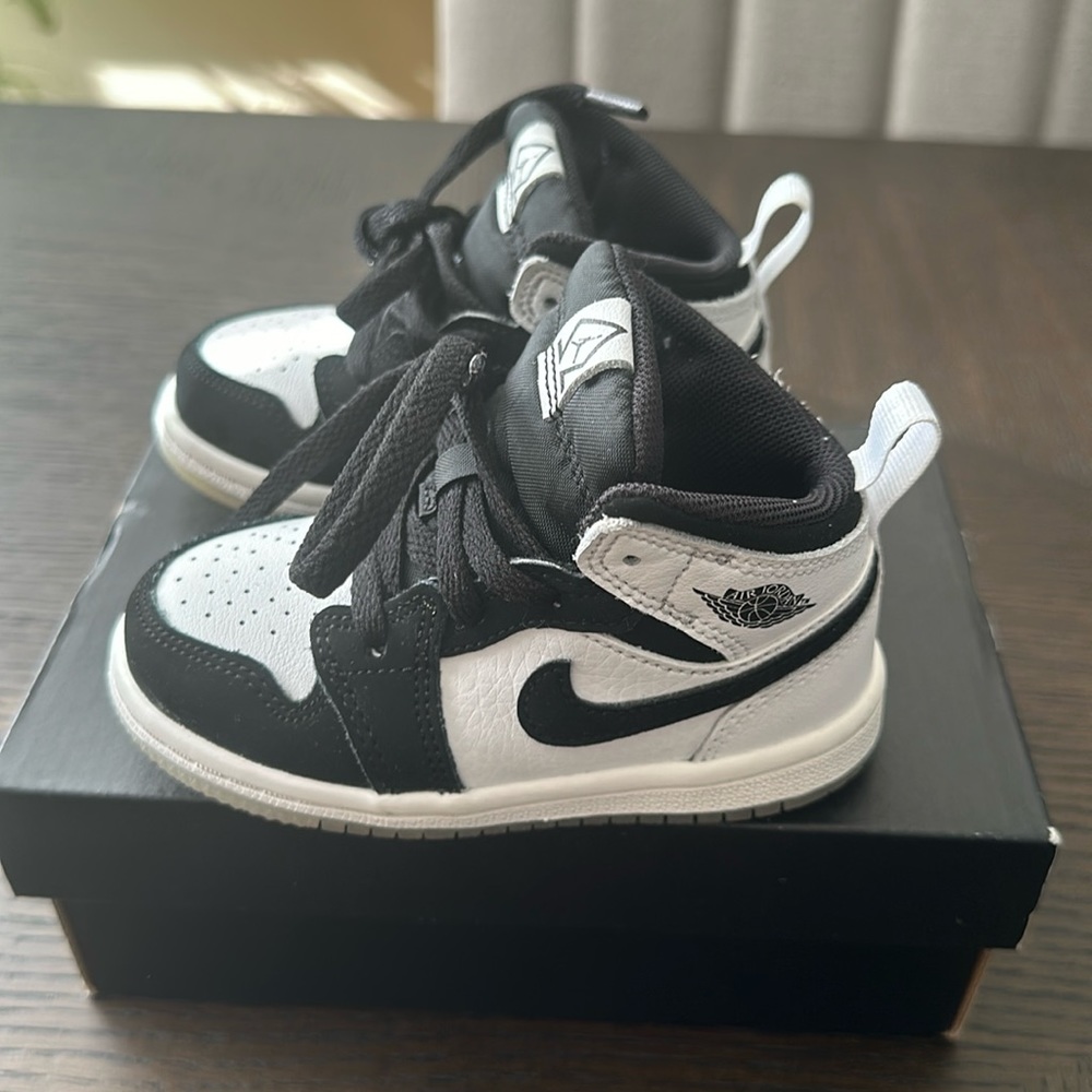 2022
Air Jordan 1 Mid SE TD 'Diamond'